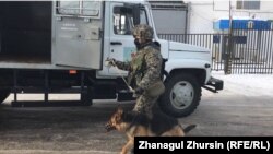 Казакстан - Актөбөдөгү түрмөнүн айланасында аскерий топ көрүндү. 9-март 2021-жыл