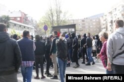 Okupljeni protestirali zbog "policijske brutalnosti".