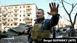 Мер Києва Віталій Кличко біля пошкодженого будинку внаслідок обстрілу в час масштабного вторгнення Росії до України. Київ, 18 березня 2022 року