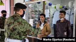 Legitimisanje migranata u Šidu, na zapadu Srbije kod granice sa Hrvatskom. Zabeleženo u maju 2020.