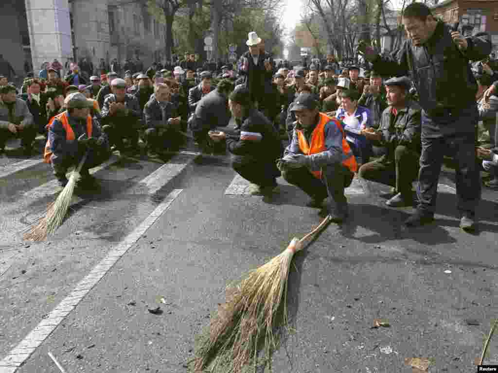 Утренняя молитва в центре Бишкека, 9 апреля 2010 года.