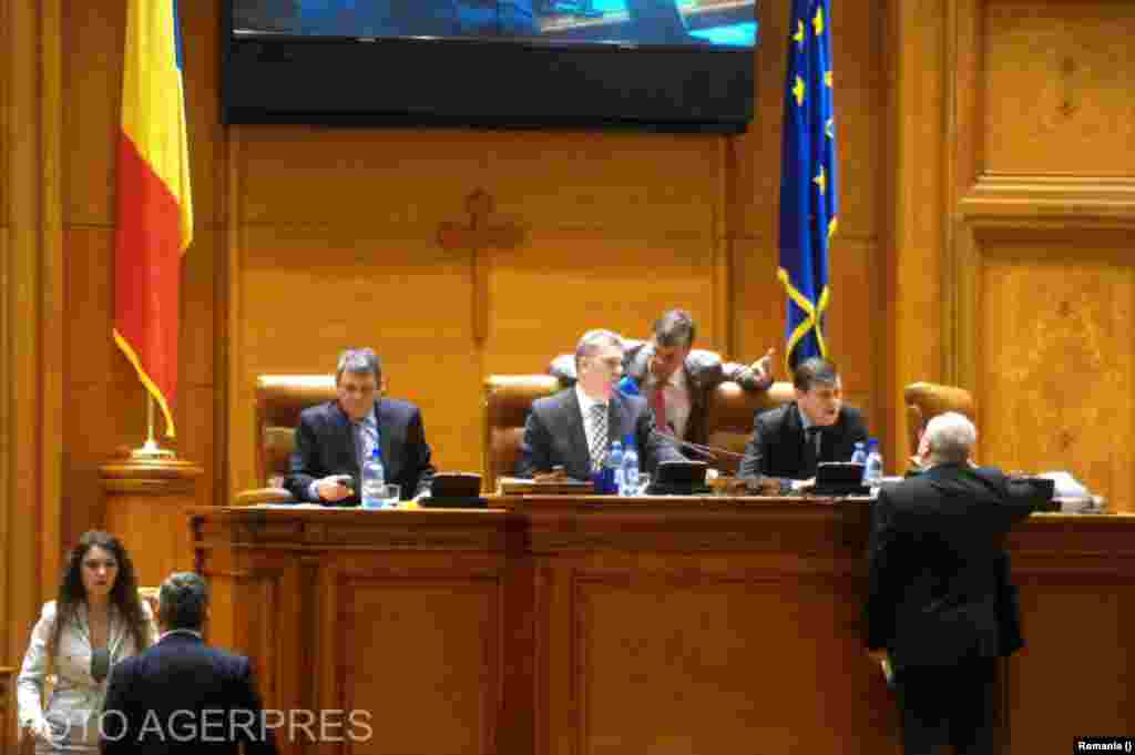 Legislatura 2012-2016 Camera Deputaților - președinte - Valeriu Zgonea (PSD) Senat - președinte - Crin Antonescu (PNL) apoi Călin Popescu-Tăriceanu (ALDE) Partide reprezentate: PSD, PNL, PD-L (ulterior fuzionat cu PNL), PP-DD (Partidul Poporului – Dan Diaconescu), UDMR și minoritățile naționale. În 2012, după adoptarea unei noi legi electorale (votul uninominal mixt), numărul parlamentarilor a crescut considerabil 588 de parlamentari - 412 deputați și 176 senatori În imagine, Tudor Barbu (stg), Valeriu Zgonea (centru), Crin Antonescu (stg) la o ședință în plen.