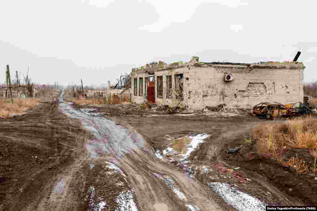 Харобаҳои дигар дар Марйинка. 4 декабр Гром мегӯяд, дар давоми сафарҳои зиёди кориаш ба Марйинка ӯ бо сокинони зиёде вохӯрдааст, ки ба гуфтааш, "бисёр меҳрубону хуб ва азияткашида ҳастанд" 
