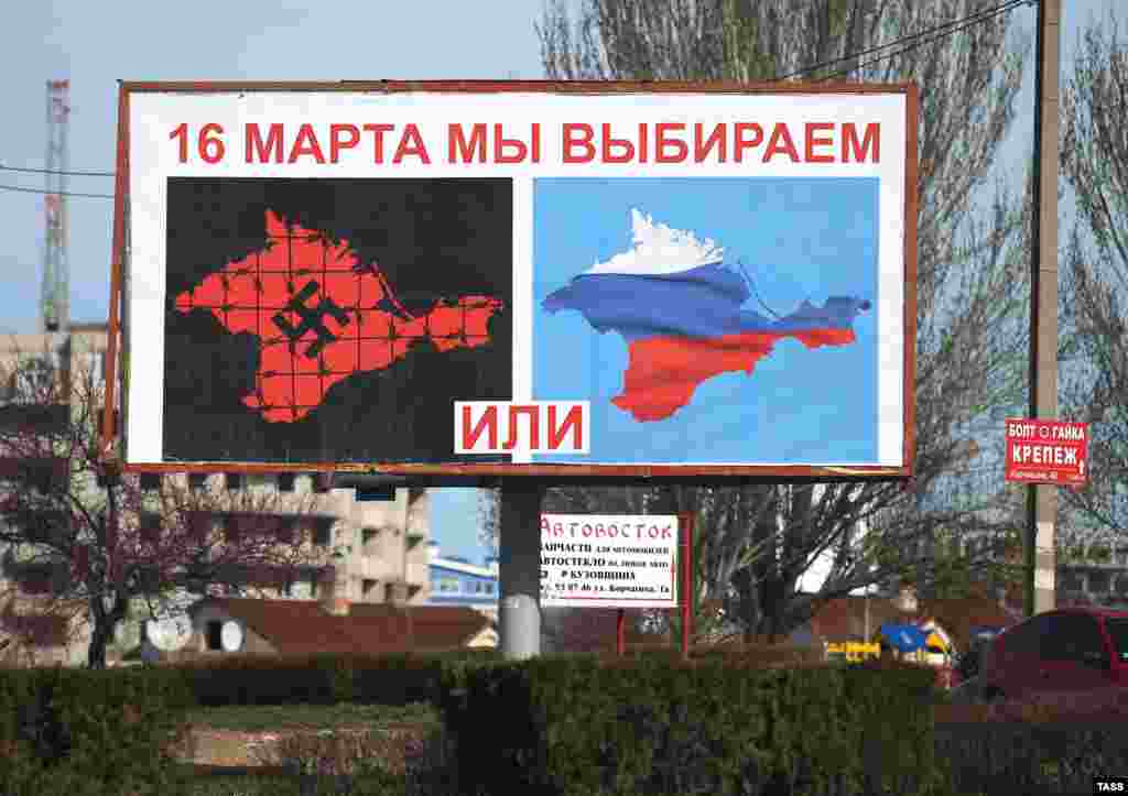 Bilbord u Sevastopolju 10. marta koji predstavlja referendum koji su raspisale proruske vlasti na Krimu kao izbor između nacizma i Rusije. Referendum 16. marta, koji nije ponudio opciju da Krim zadrži status quo, Kijev je proglasio nezakonitim i većina zemalja ga nije priznala. Birači su se velikom većinom odlučili da se pridruže Rusiji u glasanju koje je naširoko odbačeno kao falsifikovano.