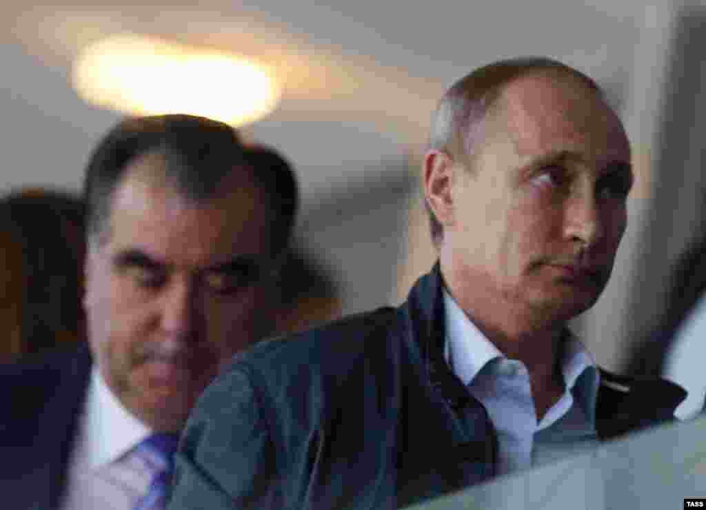 Эмомали Рахмону тоже есть отчего потупить взгляд за спиной Путина: глава Таджикистана, правящий страной с 1992 года, теперь уступает российскому лидеру в своем рейтинге - на президентских выборах 2013 года Рахмон набрал всего 83,92% голосов.