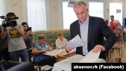 Російський «глава Криму» Сергій Аксьонов голосує на так званих виборах у Сімферополі, 8 вересня 2019 року
