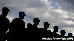Militari americani la o ceremonie din Illesheim, Germany
