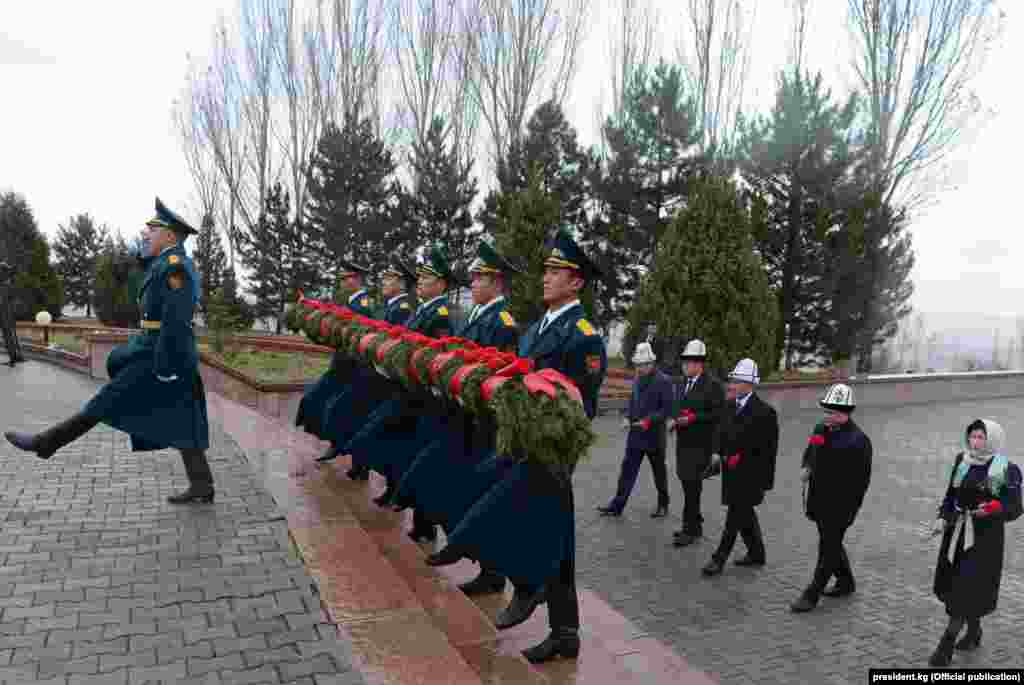 Президент Алмазбек Атамбаев, жаңы шайланган президент Сооронбай Жээнбеков, парламент төрагасы Дастанбек Жумабеков, премьер-министр Сапар Исаков жана Жогорку Соттун төрайымы Айнаш Токбаева “Ата-Бейит” мемориалдык комплексине жана Апрель ыңкылабынын баатырлары эстелигине барып куран окуду. 
