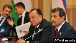 Бывший генеральный прокурор Узбекистана Рашид Кадыров (крайний справа).