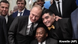 Орусиянын президенти Владимир Путин, Пеле жана Диего Марадона. 2017-жыл. Москва, Орусия.
