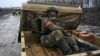 Un soldat rus călătorește în spatele unui camion în timpul antrenamentului de luptă într-un poligon de tragere, în timpul conflictului Rusia-Ucraina, în regiunea Krasnodar, Rusia, 12 decembrie 2024.
