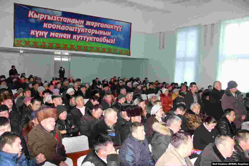 Собрание в Тонском районе с участием премьер-министра Джоомарта Оторбаева. 6 декабря 2014 года. 