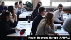 Instrukcija ne predviđa šta ako u odjeljenju bude učenika koji su se izjasnili za dva ili tri naziva predmeta za maternji jezik