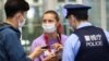 Кристина Циманоуска с японски полицаи на международното летище в Токио