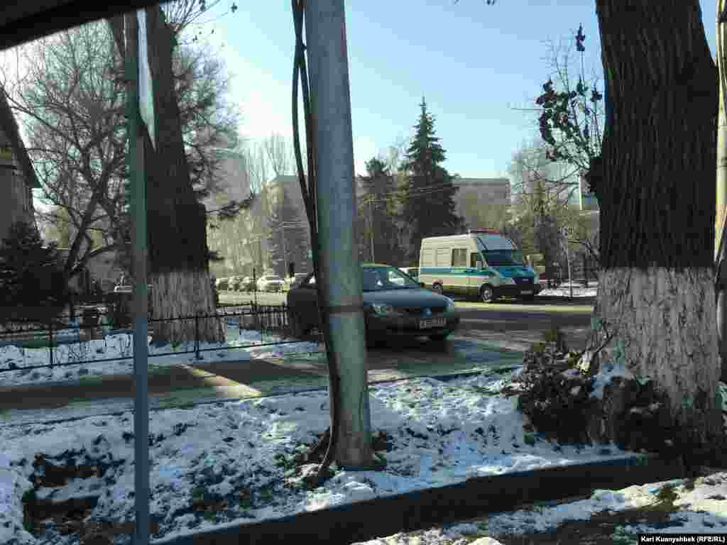 В Алматы на площади Республики у Монумента Независимости собрались несколько десятков гражданских активистов. Полиция наблюдала за ними со стороны. 
