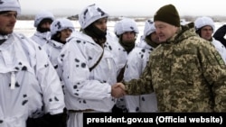 Украин президенти Чернигов аймагындагы аскердик машыгууда, 3-декабрь 2018-жыл.