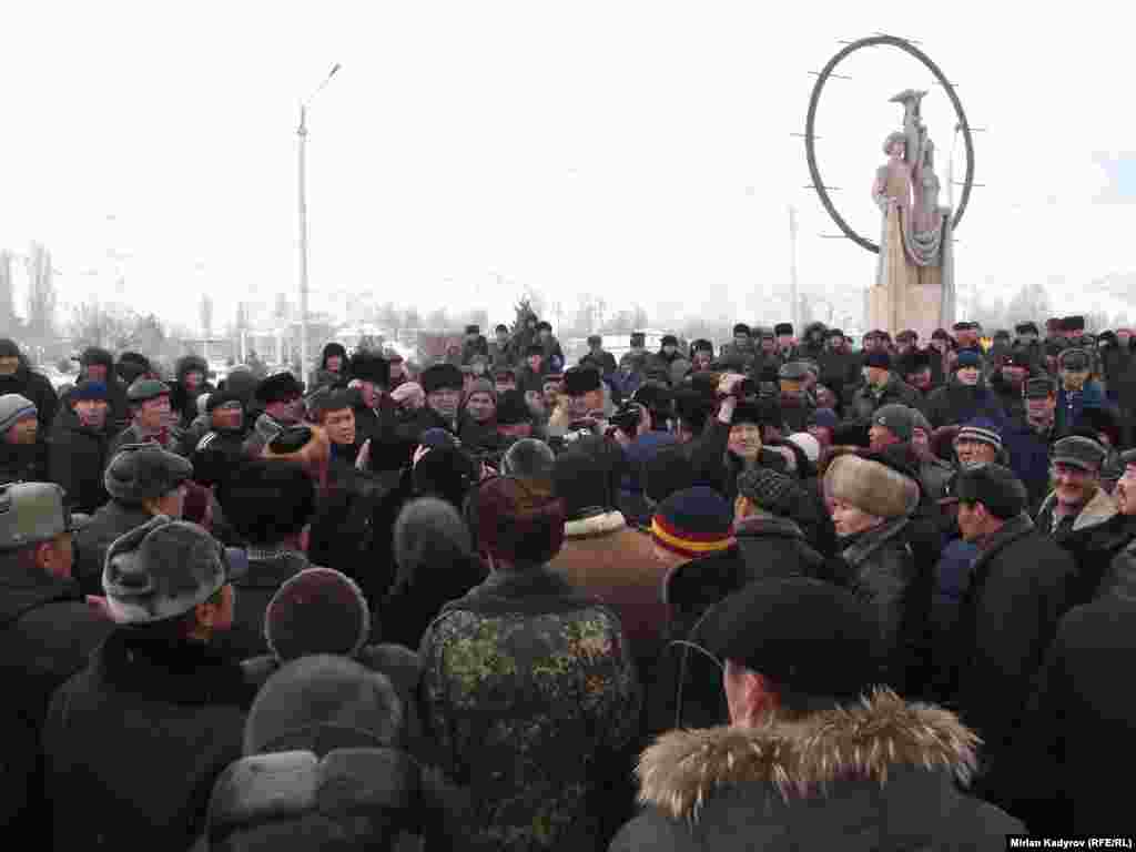 При разработке законопроекта не был принят во внимание комплекс вопросов, связанных с социально-экономическими условиями регионов. 