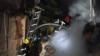 Pompierii sting un incendiu într-o clădire rezidențială din Harkov, avariată de un atac cu rachete rusești. 31 mai 2024. Fotografie ilustrativă