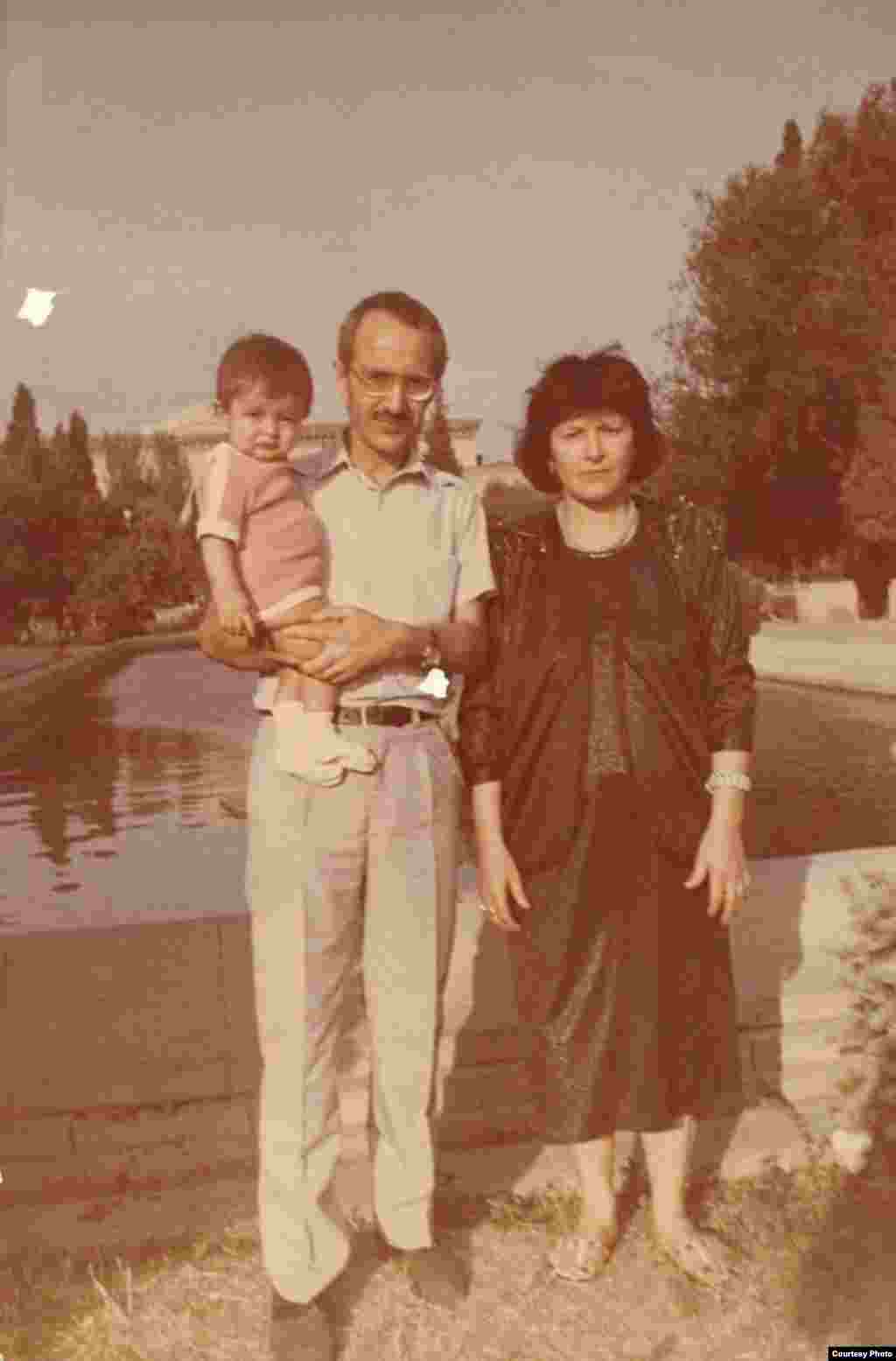 Rafiq Tağı həyat yoldaşı Mailə xanım və övladı ilə