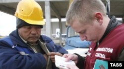 Орусия миграция кызматы тынбай текшерип турат