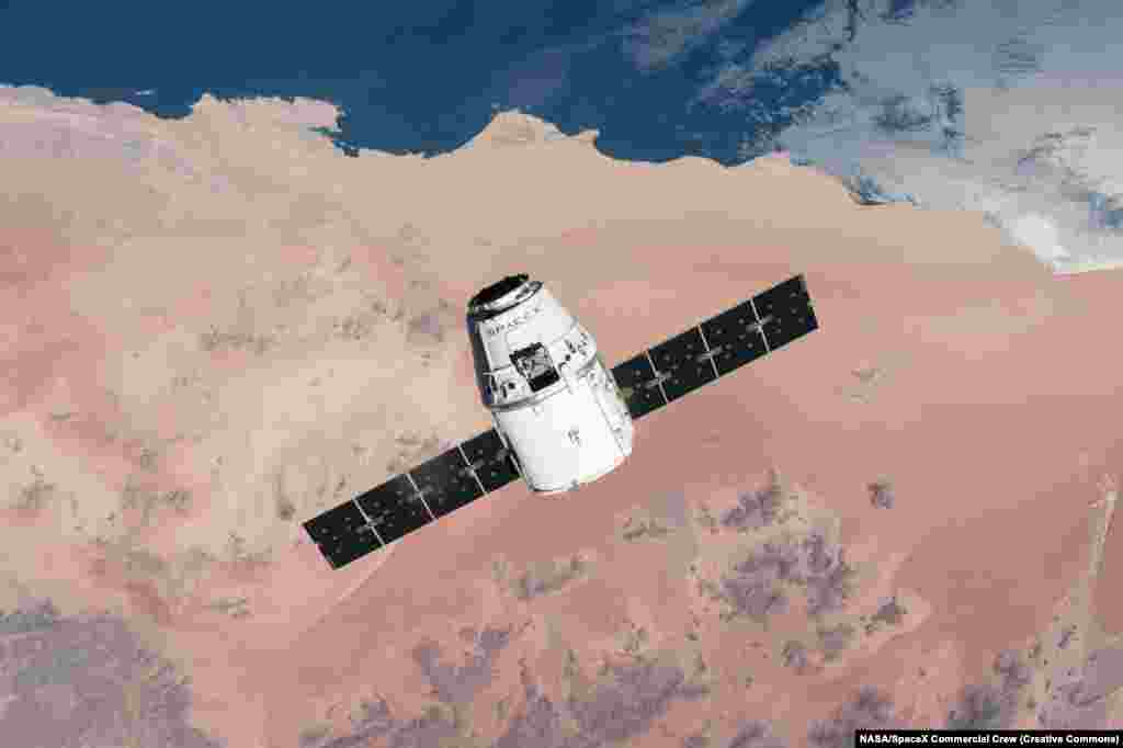 The Crew Dragon – це серйозне оновлення першої капсули Dragon SpaceX (на фото), яка з 2012 року виконує безпілотні місії з доставки на МКС
