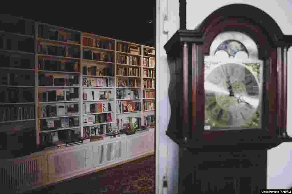 Новы адрас кнігарні — вул. Караля, 22, практычна ў адным памяшканьні з антыкварнай крамай «Буржуазныя каштоўнасьці», недалёка ад этна-крамы «Рагна» і бару «Тры жаўнеры»