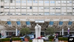 Papa Francisc este tratat la spitalul Gemelli din Roma, în aripa specială de la etajul 10, rezervată papilor.
