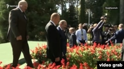Հայաստանի վարչապետ Նիկոլ Փաշինյանը և Ադրբեջանի նախագահ Իլհամ Ալիևը զրուցում են, Դուշանբե, 28-ը սեպտեմբերի, 2018թ․