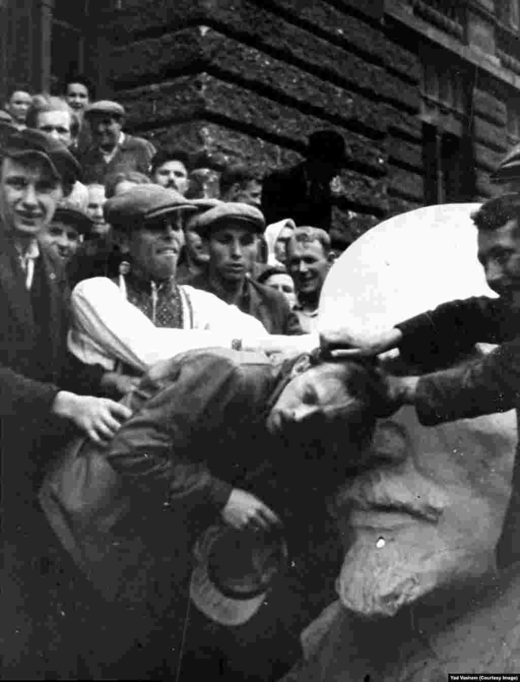 Украинанын чыгышы. Еврей улутундагы адамга жаалданган топ кол салууда. Нацисттик пропаганда айрым советтик лидерлердин түбү еврей экенин айтып, антисемитизмге май чачкан. 
