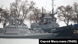 Два з трьох кораблів Військово-морських сил України артилерійський катер "Нікополь" і рейдовий буксир "Яни Капу" (зліва направо), відбуксирували в міський порт Керчі. Крим, Керч, 26 листопада 2018