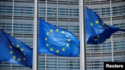 Zastave Evropske unije vijore se ispred sjedišta Evropske komisije u Briselu, Belgija, 1. marta 2023.