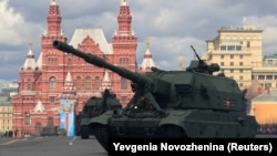 Самоходни гаубици клас "Коалиция-СВ" се движат по време на репетиция за парада по случай Деня на победата на Червения площад в центъра на Москва, 7 май 2021 г.