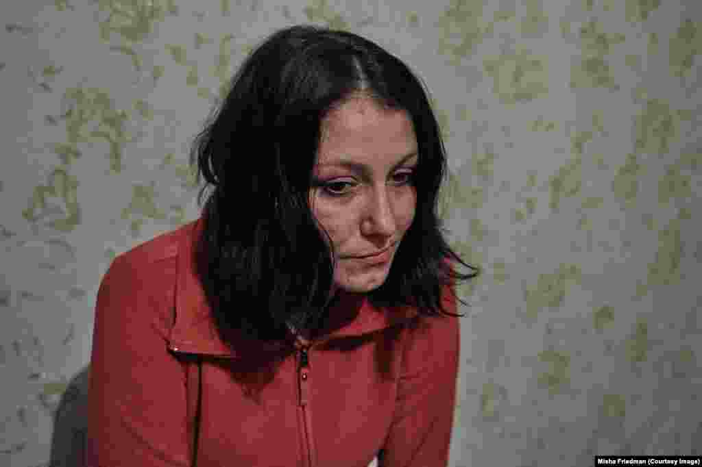 28-річна Ірина тікала від війни з Єнакієва – міста на Донеччині, що зараз перебуває під контролем російсько-сепаратистських сил. ВІЛ-позитивна дівчина вживає ін’єкційні наркотики і отримує препарати, які заміщують їх. Подібні медикаменти заборонені на окупованій території