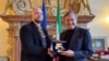Український військовослужбовець Яніс Терещенко отримує нагороду з рук мера Венеції Луїджі Бруньяро. 12 березня 2025 року