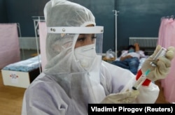Медработник в госпитале в Бишкеке. Июль 2020 года.