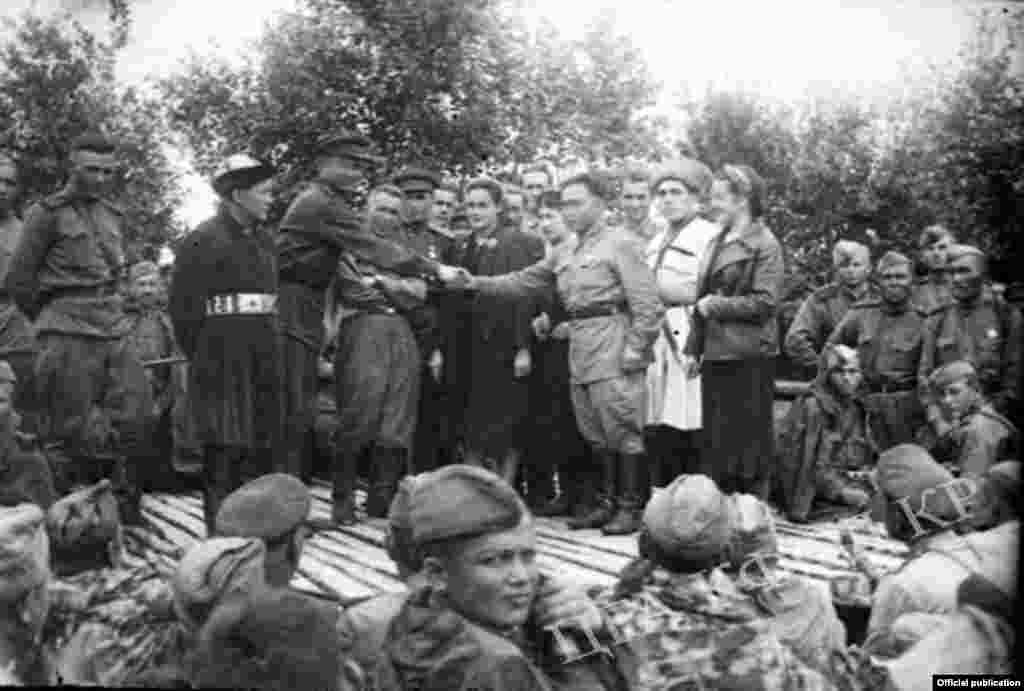Кыргыз Мамлекеттик театрынын артисттери фронтто. Ортодо артист Ашыралы Боталиев. 1943-жыл. 