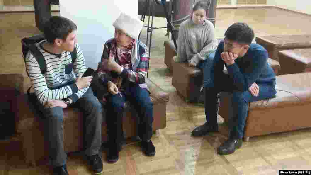 На показ пригласили журналистку, писательницу, исследовательницу темы репрессий Екатерину Кузнецову. После ее выступления, которое произвело впечатление на посетителей, некоторые молодые люди захотели лично с ней пообщаться, записать некоторые воспоминания из рассказов узников и спросить о том, как она проводила исследование. - Тема Карлага, к сожалению, на сегодня у нас в Караганде не популярна. Не создается исторически объективная картина того, что пережил Казахстан в те страшные 1930-е годы. Поэтому работа, которая ведется университетом "Болашак", втройне полезна и важна. В эту работу надо включаться как можно больше молодежи нашей, потому что без ее участия эта работа теряет свое наполнение. Для понимания прошлого нужно учиться, читать, думать и сомневаться. Я думаю, эта выставка подтолкнет интерес к своим семьям, и вам захочется узнать у еще живых дедушек и бабушек, как они и их семьи оказались в Караганде, - сказала Екатерина Кузнецова. 