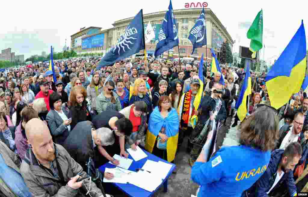 Мітинг проти ініціативи мера Харкова Геннадія Кернеса знести намет волонтерів «Все для перемоги» і перейменувати проспект Петра Григоренка у проспект Маршала Жукова. Харків, 12 травня 2019 року. БІЛЬШЕ ПРО ЦЕ