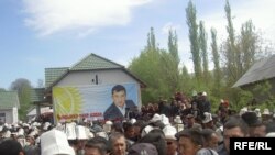 Киши колдуу болгон депутат Санжар Кадыралиевдин сөөгү өзүнүн туулган жери Өзгөн районундагы Кызыл-Сеңир айылына коюлду.