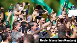 Brazilski predsednik Žair Bolsonaro na protestu njegovih pristalica u Braziliji, bez ikakvih mera zaštite, 31. maj 2020. 