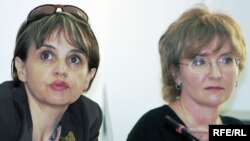 Оксана Макушина (слева), заместитель шеф-редактора проектов газеты «Республика», и Татьяна Трубачева (справа), главный редактор газеты «Голос республики». Алматы, 17 марта 2010 года.