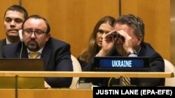 Посол України в ООН Сергій Кислиця на засіданні Генасамблеї ООН дивиться в бінокль перед голосуванням за резолюцію, яка засуджує спробу анексії Росією частини території України. Нью-Йорк, 12 жовтня 2022 року 
