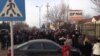 На условиях анонимности митингующие рассказали, что расходиться люди не будут, молодежь намерена стоять до тех пор, пока не вернутся задержанные. Люди не верят властям, так как за последние годы в селе были похищены несколько молодых парней, которые не были связаны с криминалом или боевиками