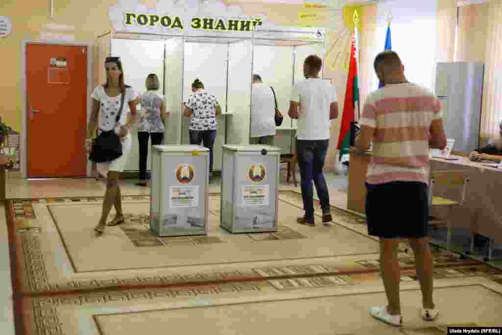 Беларус убактысы боюнча саат 9:00дө (Бишкек убактысы боюнча түшкү 12:00) шайлоо бекеттери ачылып, добуш берүүчүлөр келе баштады. 