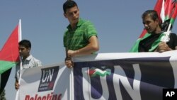 Palestinski aktivisti ispred sjedišta UN-a sa posterima podrške palestinskom članstvu u ovoj organizaciji - septembar 2011.