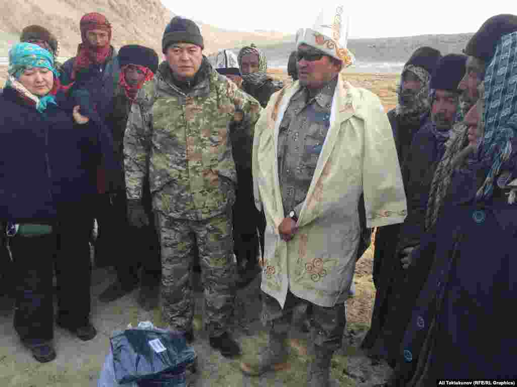 Ооган Памириндеги кыргыздардын мурдагы хандарынын биринин уулу Ажирейим мырза учурда Ооганстандын Чек ара кызматында иштейт. Ал кыргызстандыктар менен памирлик кыргыздардын ортосундагы байланышты камсыздап турат. Депутат Мирлан Бакиров ага кыргыз чепкенин кийгизди. 