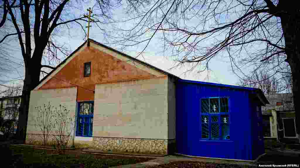  В другом крыле здания сельсовета работает православный храм