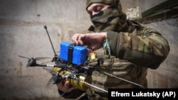 Ուկրաինացի զինծառայողը պատրաստվում անօդաչու թռչող սարք արձակել Դոնեցկի շրջանի Ավդիիվկայի մերձակայքում