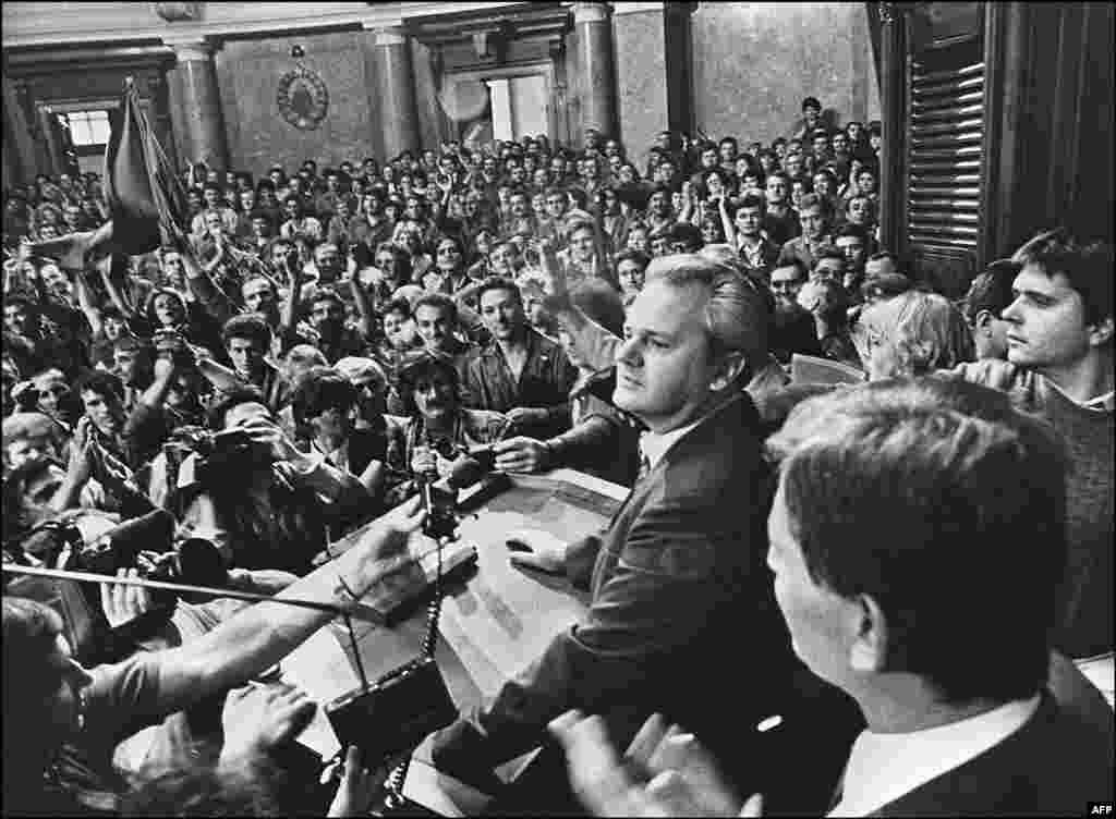 През 1988 г. сръбският комунистически лидер Слободан Милошевич се среща с работници в сградата на парламента в Белград. През 1987 г., когато етническото напрежение се засилва в условията на икономически сътресения, Милошевич открито застава на страната на националистическите сърби в Косово, които се оплакват от гонения от страна на мнозинството етнически албанци. Мнозина гледат на решението на Милошевич да пренесе етническите междуособици в югославската политика като нарушаване на табу. Косово е опасно чувствителен регион, отчасти заради историята на междуетническите сблъсъци. Това е началото на края на Югославия.