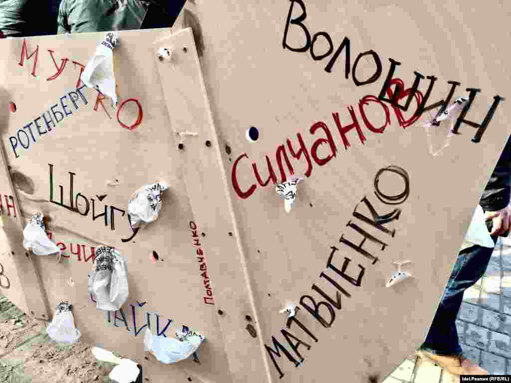 "Если не Путин, то конь?": в Казани прошел арт-пикет "Открытой России"